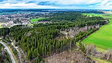 Blick aus der Vogelperspektive auf den Bad Dürrheimer Wald. Im Hintergrund ist die Kur- und Bäderstadt zu sehen. Hier setzt man auf ...