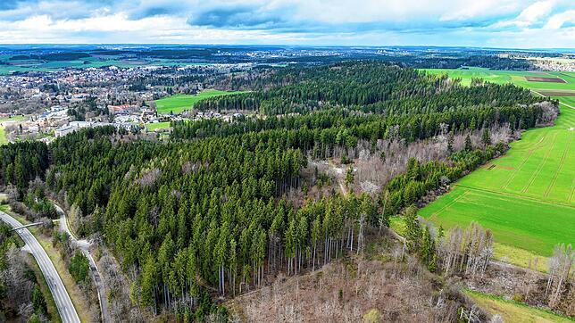 Blick aus der Vogelperspektive auf den Bad Dürrheimer Wald. Im Hintergrund ist die Kur- und Bäderstadt zu sehen. Hier setzt man auf ...