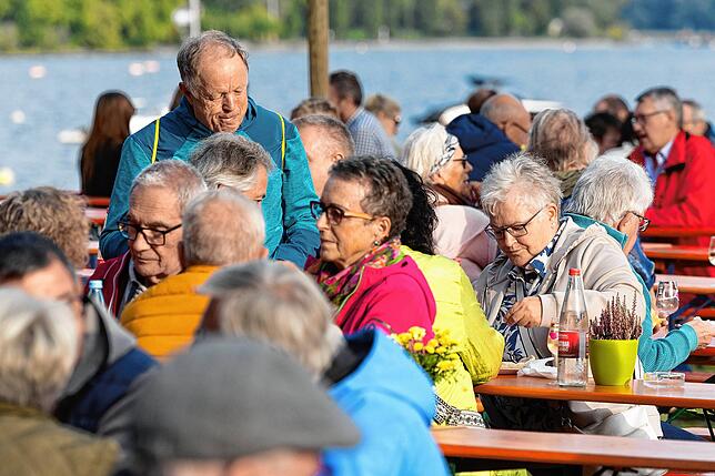 Bild 5: Ausgelassene Stimmung beim Radolfzeller Weinfest "Weinwiese" am Konzertsegel