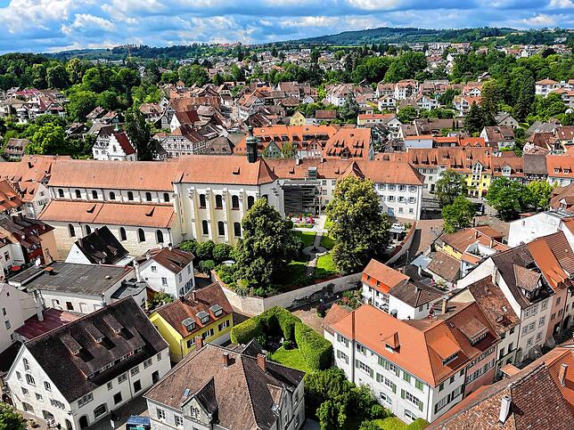 Ein Blick auf die Dachlandschaft von Überlingen, fotografiert mit Blick vom Münsterturm herab auf die Franziskanerkirche.
