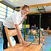 Iris Gähme baut einen Tisch für den Blutspendetermin in der Erich-Kästner-Halle zusammen. Die junge Donaueschingerin arbeitet momentan ...