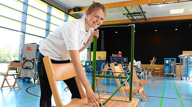 Iris Gähme baut einen Tisch für den Blutspendetermin in der Erich-Kästner-Halle zusammen. Die junge Donaueschingerin arbeitet momentan ...