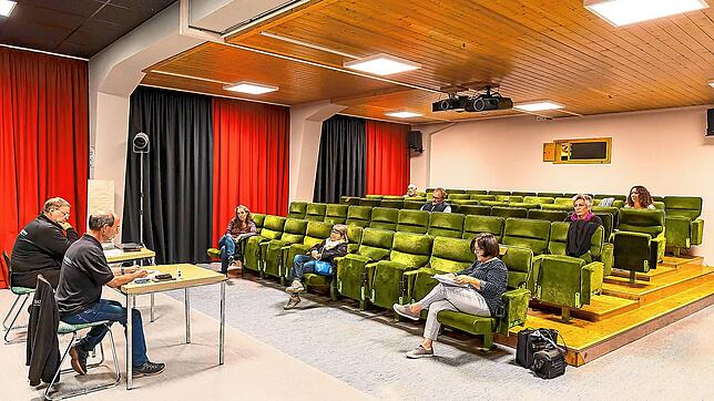 Genügend Abstand gibt es für die Teilnehmer der Jahreshauptversammlung des Vereins Guckloch &ndash; Kommunales Kino Furtwangen. Die ...
