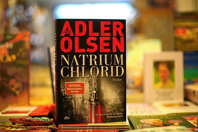 &bdquo;Natrium Chlorid&ldquo; von Adler Olsen, erschienen bei dtv für 25 Euro. In seinem neunte Fall bekommt es Carl Mørck, ...