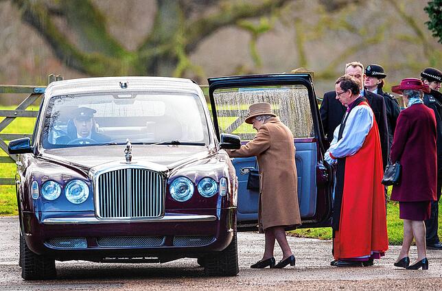 Königin Elizabeth II. steigt am 12.01.2020 in eine Limousine nach ihrem Besuch des Sonntags-Gottesdienstes in der St. Mary Magdalene ...