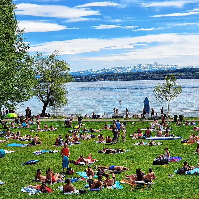 Im Sommer (unser Archivbild zeigt die Saison 2021) ist es am Strandbad Hörnle in Konstanz richtig voll. Da müssen die Badeaufsichten ...