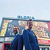 Die beiden Geschäftsführer Alexander Dieterle (links) und Jochen Frank Schmidt vor ihrem Gloria-Theater. Das große Plakat kündigt das ...