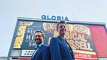 Die beiden Geschäftsführer Alexander Dieterle (links) und Jochen Frank Schmidt vor ihrem Gloria-Theater. Das große Plakat kündigt das ...