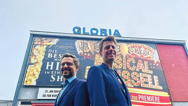 Die beiden Geschäftsführer Alexander Dieterle (links) und Jochen Frank Schmidt vor ihrem Gloria-Theater. Das große Plakat kündigt das ...