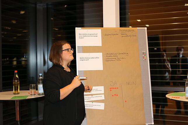 Anna Welke, Leiterin des Amts für Kultur und Sport, moderiert den Workshop Homepage.