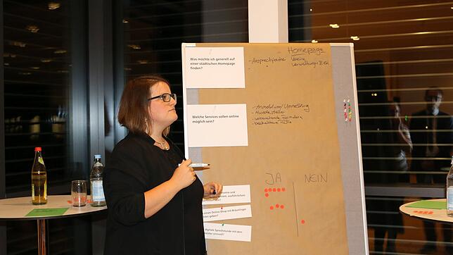 Anna Welke, Leiterin des Amts für Kultur und Sport, moderiert den Workshop Homepage.