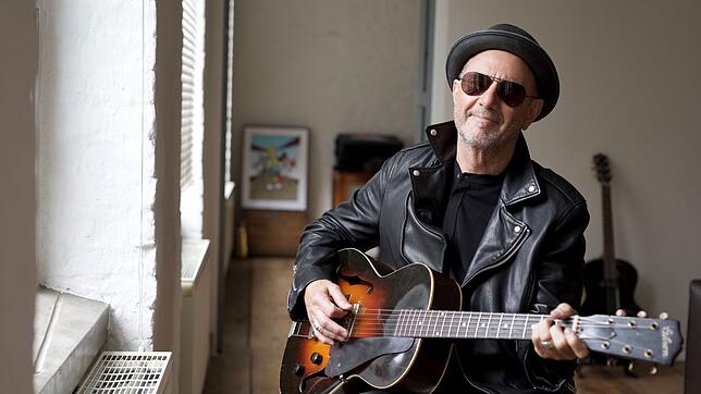 Wenn er seine Lieblingsgitarre in Händen hält, die alte Gibson ES 150 aus den 30-er Jahren, scheint Stefan Waggershausen aufzublühen: ...