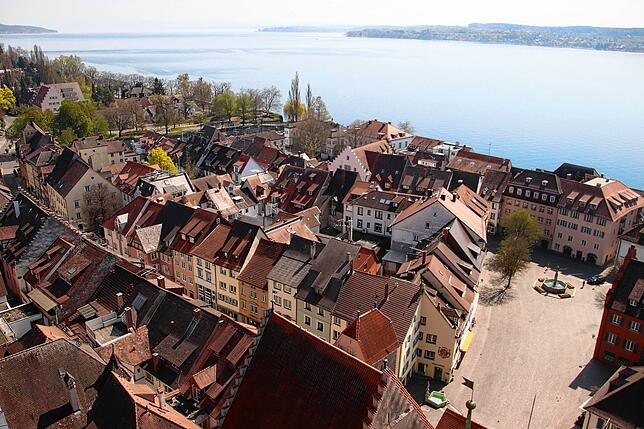Karfreitag, 10.50 Uhr, Überlinger Altstadt. Der Blick vom Münsterturm zeigt ein Bild für das Geschichtsbuch – weniger wegen der ...