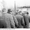 Männer stehen vo einem Kassenhäuschen in den 60er-Jahren. Sie mussten damals wie heute den Geldbeutel öffnen.