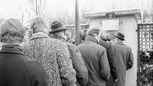 Männer stehen vo einem Kassenhäuschen in den 60er-Jahren. Sie mussten damals wie heute den Geldbeutel öffnen.