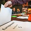 Einwurf eines Wahlzettels zur Europawahl in einem Radolfzeller Wahllokal. Wahlsieger auch bei den Radolfzeller Wählerinnen und Wählern ...