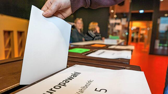 Einwurf eines Wahlzettels zur Europawahl in einem Radolfzeller Wahllokal. Wahlsieger auch bei den Radolfzeller Wählerinnen und Wählern ...