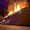 Flammen lodern aus dem Dachstuhl eines ehemaligen Gasthofs in Schleitheim/Schweiz, nahe der deutschen Stadt Stühlingen.