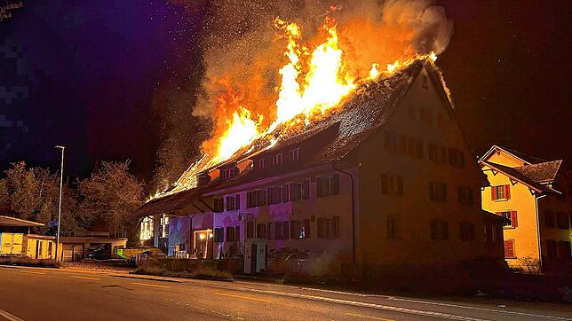 Flammen lodern aus dem Dachstuhl eines ehemaligen Gasthofs in Schleitheim/Schweiz, nahe der deutschen Stadt Stühlingen.