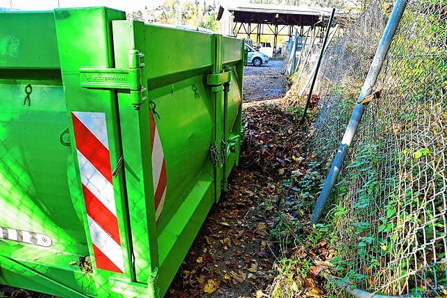 Die Grüngutcontainer – hier in St. Georgen – haben zwar Klappen. Aber der Behälter steht so nah am Zaun, dass man die Tore hier nicht ...