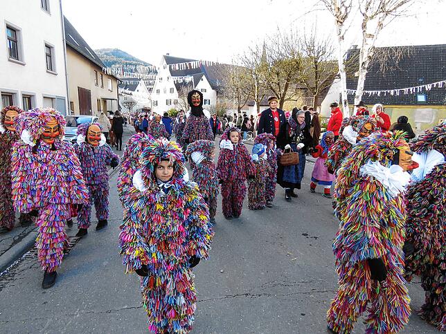 Bild 10: Viele Zuschauer beim Umzug in Gutmadingen am Sonntag