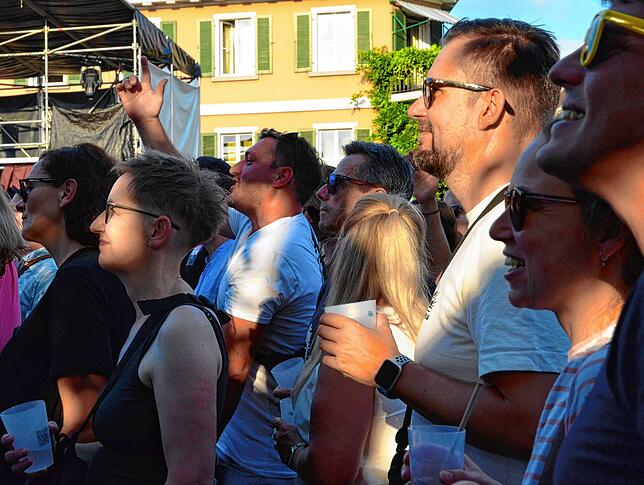 Bild 11: Gute Stimmung beim dritten Konzertabend des Markdorf Open-Air 2025