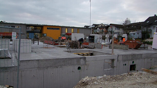 Das Untergeschoss beim Gebäudekomplex des Sozialen Projektes auf der Pfarrwiese ist fertig, jetzt muss angefüllt werden. Danach wird ...