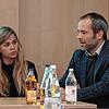 Im Clinch im Rickenbacher Gemeinderat: Louisa Oeltjenbruns und Georg Hohberg von Transnet-BW. Bild: Peter Schütz