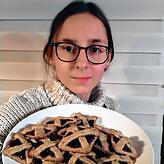 Laura Marinovic präsentiert ihre Linzertortenplätzchen.
