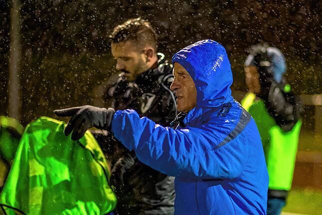 Hart im Nehmen: Trainer Giuseppe Pavano und die SG Höchenschwand/Häusern/St. Blasien trotzen dem Herbstwetter.
