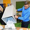 Ende der Abstimmung im Wahlbezirk 36 in der Singener Bruderhofschule. Catharina Scheufele und Christoph Bauer leeren die Wahlurne.