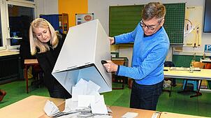 Ende der Abstimmung im Wahlbezirk 36 in der Singener Bruderhofschule. Catharina Scheufele und Christoph Bauer leeren die Wahlurne.