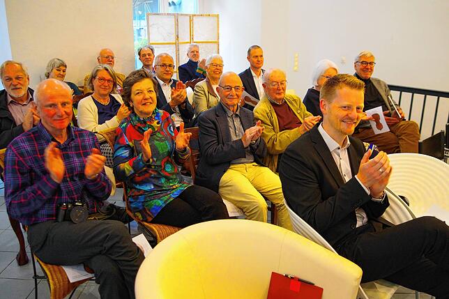 Mitglieder und Gäste applaudieren während des Festakts zur Gründung der Stiftung Assist dem Konzert des Stifters Anton Steck auf der ...