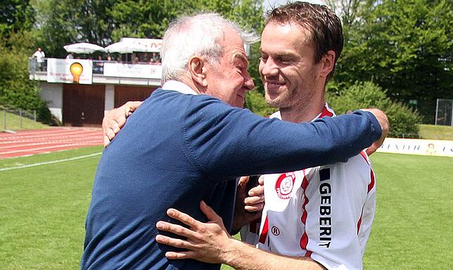 Umarmung zum Abschied: Hans-Hermann Krane (links) bedankt sich bei Marco Konrad, der heute Trainer des SC Pfullendorf ist.