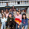 Die Schülerinnen und Schüler der Klasse 7b freuen sich mit Klassenlehrer Torsten Stock über ihren Schulhund Floki. Bild: Reiner Baltzer