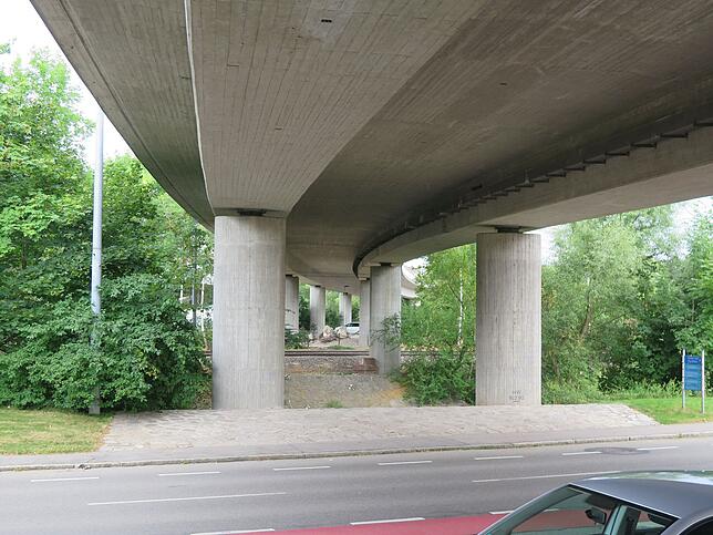 Sommer 2019: Die neue Mühlenbrücke ruht auf 46 Gründungspfählen. Insgesamt wurden für das Bauwerk 350 Tonnen Stahl und 4100 Kubikmeter ...