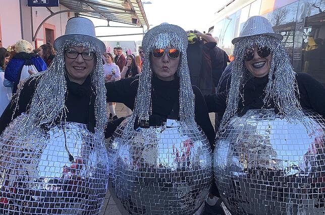 Silvia Wohner, Sigrid Butowski und Sabine Langendorf kamen als Discokugeln.
