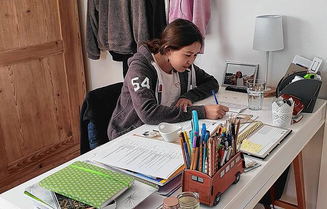 Hanna Gomolla hat am letzten Schultag vor der Corona-Zwangspause ein großes Aufgabenbündel mit nach Hause bekommen. Konzentriert ...