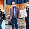 Die stellvertretende Bürgermeisterin Antonie Schäuble (links) und Gemeinderat Nikolaus Langner überreichen dem scheidenden Bürgermeister ...