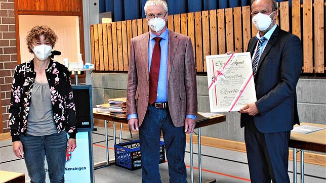 Die stellvertretende Bürgermeisterin Antonie Schäuble (links) und Gemeinderat Nikolaus Langner überreichen dem scheidenden Bürgermeister ...