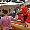 Eltern und Kinder beim Turnen in einer Sporthalle (Symbolbild).