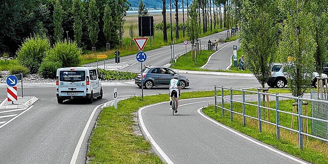 Der Kreisverkehr vor dem Inseldamm. Anders als auf der anderen Brückenseite müssen Radfahrer hier die Vorfahrt der motorisierten ...