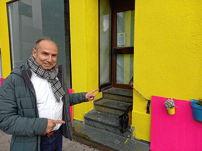 FDP-Stadtrat Rolf Haas zeigt Ende vergangenen Jahres auf den Eingang des Hauses Nr. 22, das der Ortsverband seinerzeit von Betz und ...