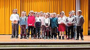 Viel Applaus erhalten die jungen Sänger des Schulchors Höchenschwand für ihren Auftritt unter der Leitung von Leonie Mutter. Bild: ...