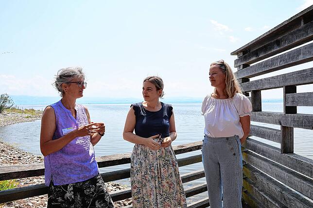 Geschäftsführerin Naomi Barker erklärt Katharina Schulze und Thekla Walker die Arbeit des Naturschutzzentrums (von links).