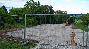 Die Erdarbeiten für den neuen Naturkindergarten fallen in den Augen einiger Bürger von Adelhausen zu massiv aus. Foto: Petra Wunderle