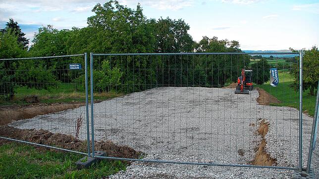 Die Erdarbeiten für den neuen Naturkindergarten fallen in den Augen einiger Bürger von Adelhausen zu massiv aus. Foto: Petra Wunderle