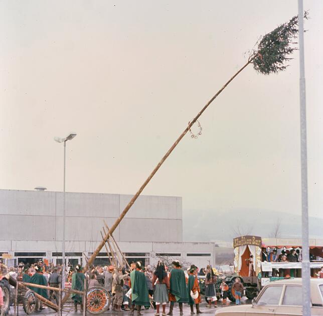 1975: Mit Fertigstellung der Brunnisachhalle erhielt auch der Narrenbaum seinen neuen Platz.