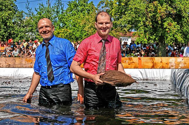Für die gute Sache und zum Vergnügen für die Zuschauer gingen Guido Amann (links) und Bürgermeister Armin Reitze 2005 gemeinsam baden ...