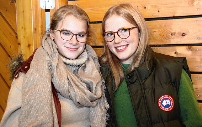 Strahlende Gesichter nach der erfolgten Impfung bei den Gymnasiastinnen Isabella Geyer (links) und Amata Truchseß. Sie wohnen in ...
